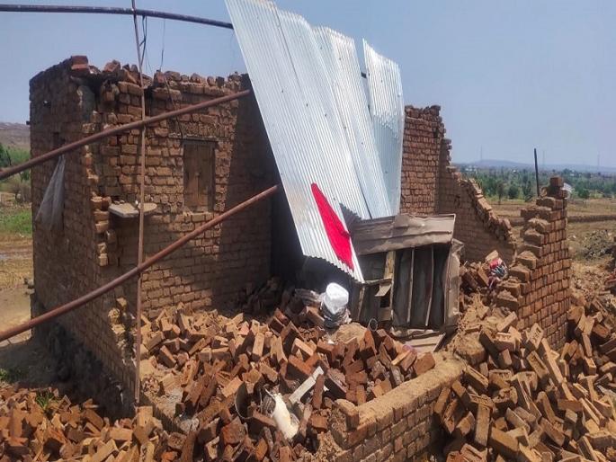 Wall collapses; woman kills; One injured, incident in Sakura area | घराची भिंत कोसळून महिला ठार; एक जखमी, साकूर परिसरातील घटना Wall collapses; woman kills; One injured, incident in Sakura area | घराची भिंत कोसळून महिला ठार; एक जखमी, साकूर परिसरातील घटना