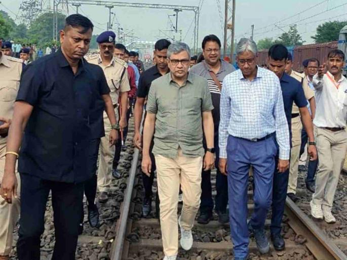 After Budget Railway Minister Ashwini Vaishnav gave good news for crores of railway passengers | रेल्वेमंत्र्यांची मध्यमवर्गीय कुटुंबांसाठी खूशखबर; अर्थसंकल्पानंतर केली घोषणा After Budget Railway Minister Ashwini Vaishnav gave good news for crores of railway passengers | रेल्वेमंत्र्यांची मध्यमवर्गीय कुटुंबांसाठी खूशखबर; अर्थसंकल्पानंतर केली घोषणा