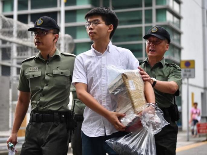 Hong Kong activist Joshua Wong among 3 arrested ahead of weekend protests | अखेर 22 वर्षीय जोशुआ वॉंन्गसह दोघांना अटक; बलाढ्य चीनची आंदोलनकर्त्यांवर दडपशाही Hong Kong activist Joshua Wong among 3 arrested ahead of weekend protests | अखेर 22 वर्षीय जोशुआ वॉंन्गसह दोघांना अटक; बलाढ्य चीनची आंदोलनकर्त्यांवर दडपशाही