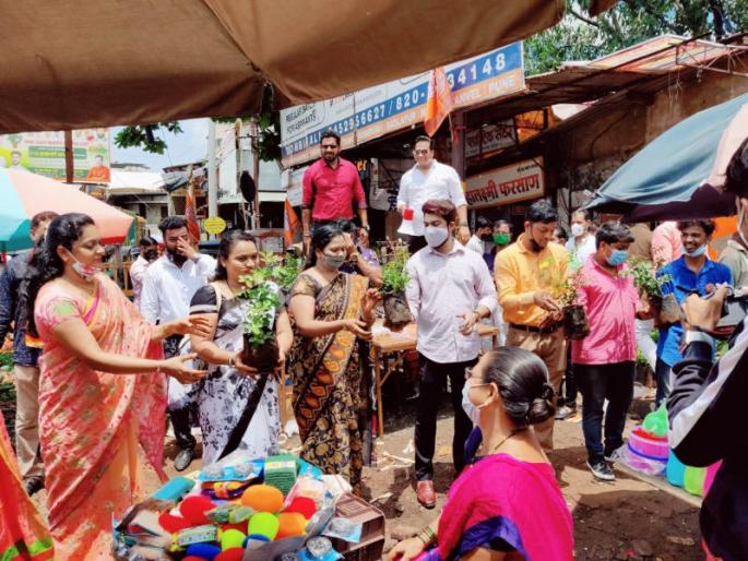 Distribution of more than 1 thousand flowers in Dombivali on the occasion of Raj Thackeray's birthday | राज ठाकरेंच्या वाढदिवसानिमित्त डोंबिवलीत 1 हजाराहून अधिक फुलझाडांचे वाटप Distribution of more than 1 thousand flowers in Dombivali on the occasion of Raj Thackeray's birthday | राज ठाकरेंच्या वाढदिवसानिमित्त डोंबिवलीत 1 हजाराहून अधिक फुलझाडांचे वाटप