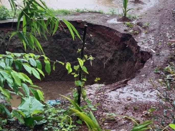 Incidence of falls in Malvan due to incessant rains, Countless public wells collapsed | असगणीत सार्वजनिक विहीर कोसळली, संततधार पावसामुळे मालवणमध्ये पडझडीच्या घटना Incidence of falls in Malvan due to incessant rains, Countless public wells collapsed | असगणीत सार्वजनिक विहीर कोसळली, संततधार पावसामुळे मालवणमध्ये पडझडीच्या घटना