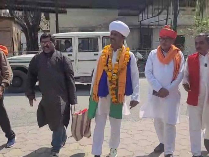 Aslam Shah's discussion in Buldhana; Application for Lok Sabha filled by giving 10 thousand holiday coins | बुलढाण्यात असलम शहांचीच चर्चा; १० हजारांची सुटी नाणी देत भरला लोकसभेसाठी अर्ज