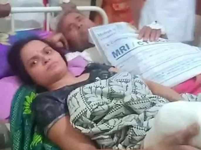 Shocking! Patients suffering from the patient in the hospital, women and men from the same stretcher in indore | Shocking ! रग्णालयात रुग्णांची हेळसांड, एकाच स्ट्रेचरवरुन महिला अन् पुरुषाची ने-आण Shocking! Patients suffering from the patient in the hospital, women and men from the same stretcher in indore | Shocking ! रग्णालयात रुग्णांची हेळसांड, एकाच स्ट्रेचरवरुन महिला अन् पुरुषाची ने-आण