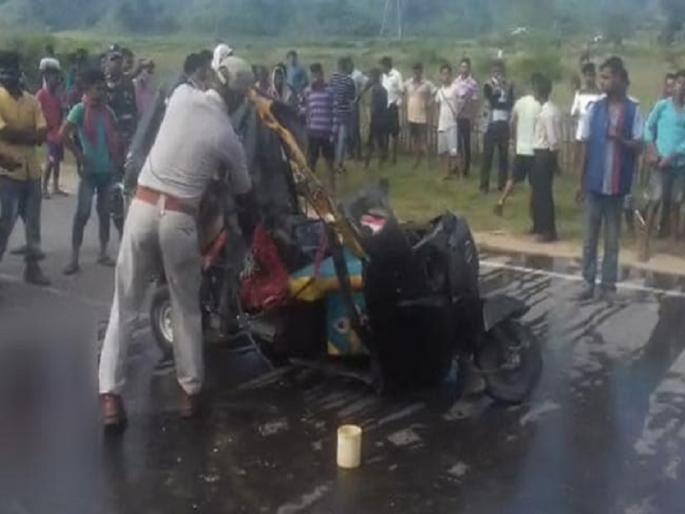Auto rickshaw and truck collided in assams karimganj, 10 people died including five woman | ऑटो रिक्षा आणि ट्रकची समोरा-समोर भीषण धडक, पाच महिलांसह 10 जणांचा मृत्यू Auto rickshaw and truck collided in assams karimganj, 10 people died including five woman | ऑटो रिक्षा आणि ट्रकची समोरा-समोर भीषण धडक, पाच महिलांसह 10 जणांचा मृत्यू