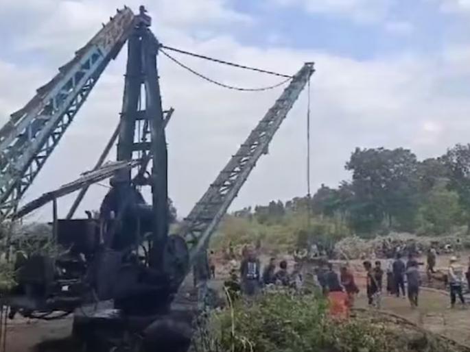 Water filled 300 feet deep coal mine, 9 workers trapped, rescue operation underway | ३०० फूट खोल कोळशाच्या खाणीत भरलं पाणी, ९ कामगार अडकले, बचावकार्य सुरू    Water filled 300 feet deep coal mine, 9 workers trapped, rescue operation underway | ३०० फूट खोल कोळशाच्या खाणीत भरलं पाणी, ९ कामगार अडकले, बचावकार्य सुरू