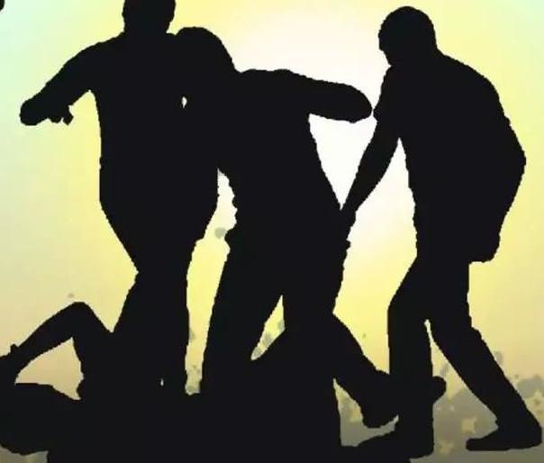 Looted as the amount was not lent | रक्कम उधार दिली नाही म्हणून लुटले Looted as the amount was not lent | रक्कम उधार दिली नाही म्हणून लुटले