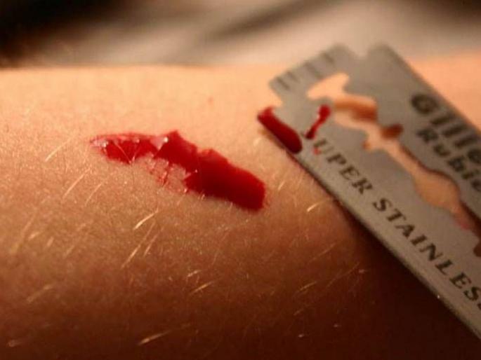 Girlfriend's attempt to suicide in the police station by attacking the beloved | प्रियकरावर हल्ला करून प्रेयसीचा पोलीस ठाण्यात आत्महत्येचा प्रयत्न Girlfriend's attempt to suicide in the police station by attacking the beloved | प्रियकरावर हल्ला करून प्रेयसीचा पोलीस ठाण्यात आत्महत्येचा प्रयत्न