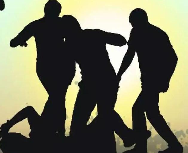 In Nagpur, a former corporator attacked a neighbor | नागपुरात माजी नगरसेवकाचा शेजाऱ्यावर हल्ला