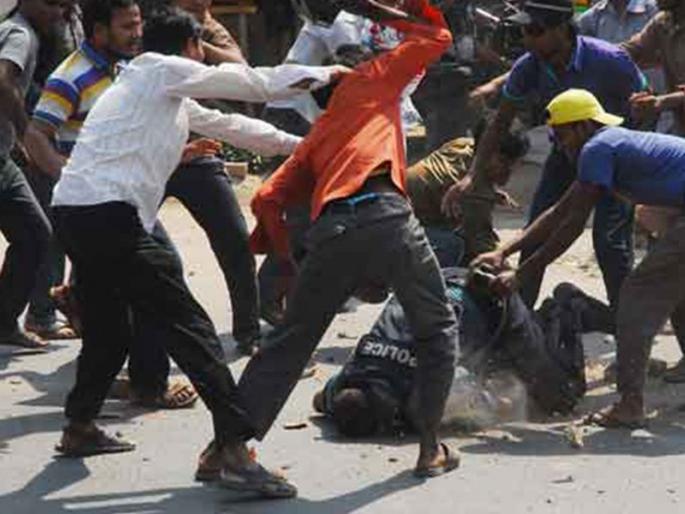 Washing targets mobilized for children | टारगट मुलांची जमावाने केली धुलाई Washing targets mobilized for children | टारगट मुलांची जमावाने केली धुलाई