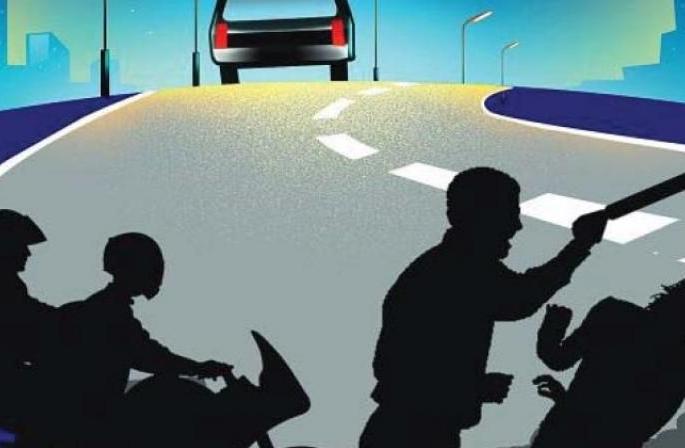 Lady student assaulted in Nagpur: Act of Road Romioes | नागपुरात विद्यार्थिनीला भररस्त्यावर मारहाण : सडकछाप मजूनंचे कृत्य Lady student assaulted in Nagpur: Act of Road Romioes | नागपुरात विद्यार्थिनीला भररस्त्यावर मारहाण : सडकछाप मजूनंचे कृत्य