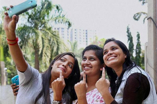 Selfie fills up Facebook, Whatsapp | सेल्फीने खच्चून भरलं फेसबुक, व्हॉट्सअॅप Selfie fills up Facebook, Whatsapp | सेल्फीने खच्चून भरलं फेसबुक, व्हॉट्सअॅप