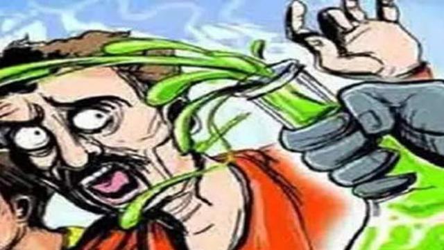 Acid attack on two jewelery merchants; Four injured | दोन सराफा व्यावसाईकांचा परस्परांवर अॅसिड हल्ला; चौघे जखमी   Acid attack on two jewelery merchants; Four injured | दोन सराफा व्यावसाईकांचा परस्परांवर अॅसिड हल्ला; चौघे जखमी