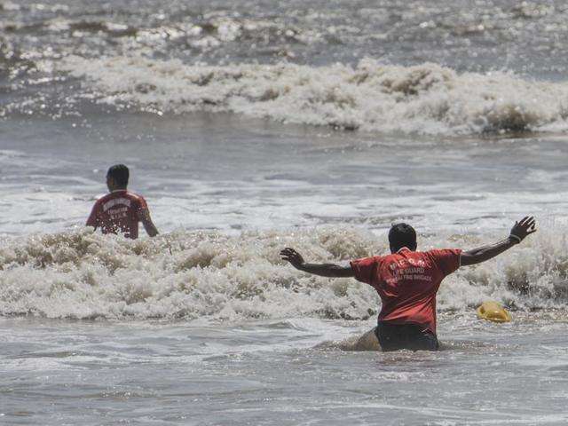 Ganesh idol visarjan in the state; End of 25 drowning in different places | राज्यात गणरायाला वाजतगाजत निरोप; विविध ठिकाणी २५ जणांचा बुडून अंत Ganesh idol visarjan in the state; End of 25 drowning in different places | राज्यात गणरायाला वाजतगाजत निरोप; विविध ठिकाणी २५ जणांचा बुडून अंत