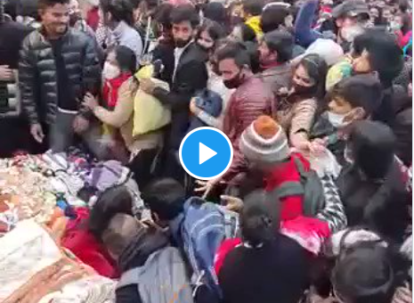 omicron variant delhi crowd in sarojini nagar market for shopping ips gives shocking reaction | Omicron Variant : 'ओमायक्रॉनला चिरडून चिरडून मारण्याची तयारी'; शॉपिंगचा धडकी भरवणारा Video तुफान व्हायरल omicron variant delhi crowd in sarojini nagar market for shopping ips gives shocking reaction | Omicron Variant : 'ओमायक्रॉनला चिरडून चिरडून मारण्याची तयारी'; शॉपिंगचा धडकी भरवणारा Video तुफान व्हायरल