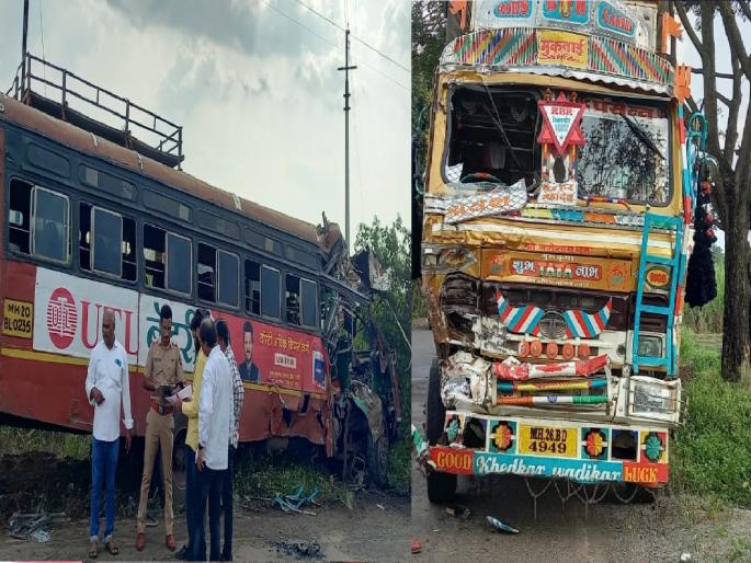 Fatal accident involving ST bus truck near Ashta; 14 people including a student injured | आष्टयानजीक एस.टी बस, ट्रकचा भीषण अपघात; विद्यार्थ्यासह १४ जण जखमी, ट्रक चालक फरार Fatal accident involving ST bus truck near Ashta; 14 people including a student injured | आष्टयानजीक एस.टी बस, ट्रकचा भीषण अपघात; विद्यार्थ्यासह १४ जण जखमी, ट्रक चालक फरार
