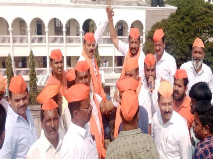 Maratha agitation ignites: Mass suicide attempt by youths from building in vita Sangli | मराठा आंदोलन पेटले: सांगलीतील विट्यात तरुणांचा इमारतीवरून सामूहिक आत्महत्येचा प्रयत्न Maratha agitation ignites: Mass suicide attempt by youths from building in vita Sangli | मराठा आंदोलन पेटले: सांगलीतील विट्यात तरुणांचा इमारतीवरून सामूहिक आत्महत्येचा प्रयत्न