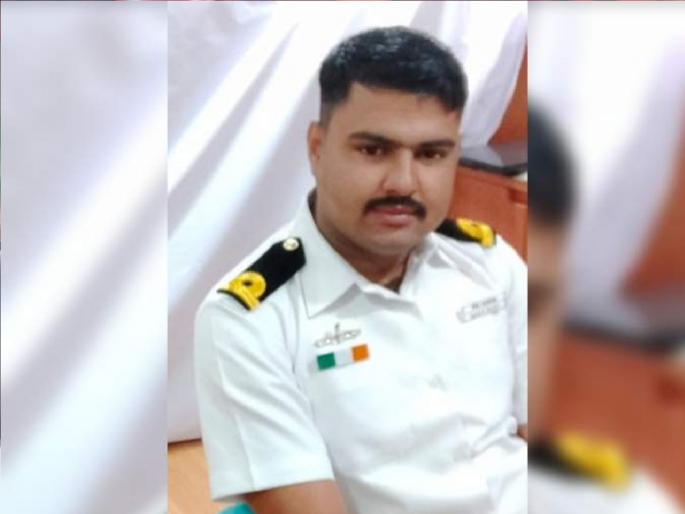 A naval officer attempted suicide in police custody in Ashta, treatment in Sangli | तोतया नौदल अधिकाऱ्याचा आष्ट्यात पोलिस कोठडीत आत्महत्येचा प्रयत्न, सांगलीत उपचार सुरू A naval officer attempted suicide in police custody in Ashta, treatment in Sangli | तोतया नौदल अधिकाऱ्याचा आष्ट्यात पोलिस कोठडीत आत्महत्येचा प्रयत्न, सांगलीत उपचार सुरू