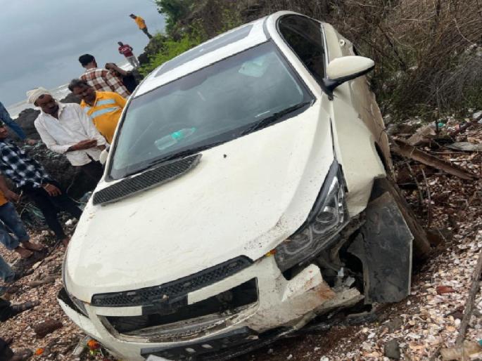 Tourist couple got out to take pictures and the car went into a valley in AareWare Ratnagiri | Ratnagiri: पर्यटक दाम्पत्य फोटो काढायला उतरले अन् गाडी गेली दरीत Tourist couple got out to take pictures and the car went into a valley in AareWare Ratnagiri | Ratnagiri: पर्यटक दाम्पत्य फोटो काढायला उतरले अन् गाडी गेली दरीत