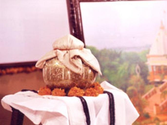 Send mother's bone courier; Single girl's answer | आईच्या अस्थी कुरिअरने पाठवा; एकलुत्या मुलीचे उत्तर Send mother's bone courier; Single girl's answer | आईच्या अस्थी कुरिअरने पाठवा; एकलुत्या मुलीचे उत्तर