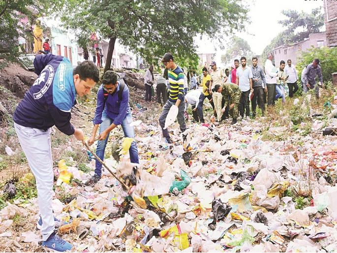 Such an officer should be; The municipal commissioner himself got down in the drain for sanitation at Aurangabad | असा अधिकारी हवा; स्वच्छतेसाठी महापालिका आयुक्त स्वत:च उतरले नाल्यात Such an officer should be; The municipal commissioner himself got down in the drain for sanitation at Aurangabad | असा अधिकारी हवा; स्वच्छतेसाठी महापालिका आयुक्त स्वत:च उतरले नाल्यात