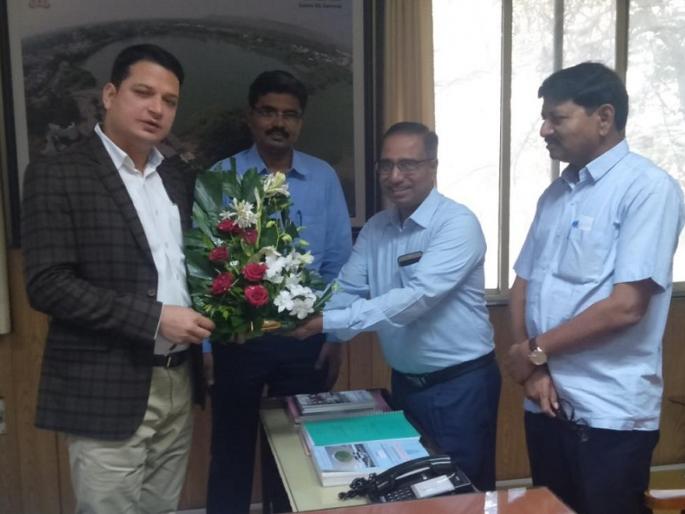 Municipal Commissioner fines five thousand to municipality offficer due to Plastic bouquet | आयुक्तांचा महापालिका अधिकाऱ्यास दणका; प्लास्टिक लावलेला पुष्पगुच्छ दिल्याने लावला ५ हजाराचा दंड Municipal Commissioner fines five thousand to municipality offficer due to Plastic bouquet | आयुक्तांचा महापालिका अधिकाऱ्यास दणका; प्लास्टिक लावलेला पुष्पगुच्छ दिल्याने लावला ५ हजाराचा दंड