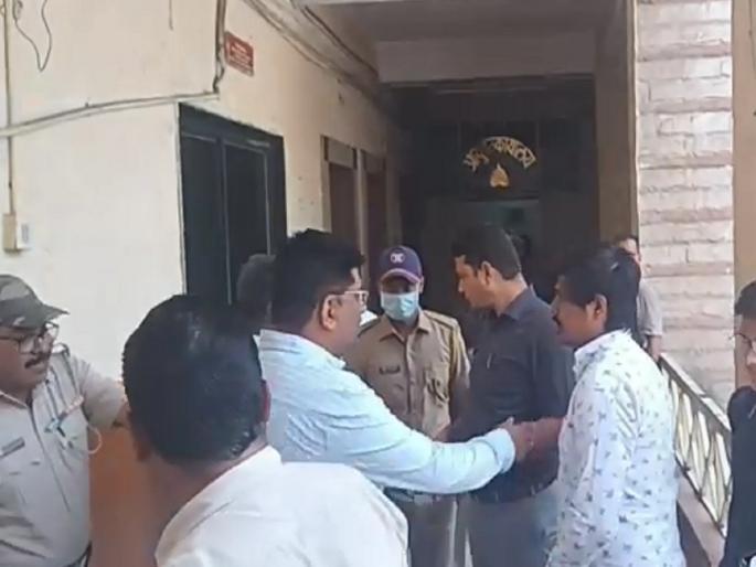 Water crisis erupts in Aurangabad; The attack on the Municipal Commissioner Astik Kumar Pandey was saved by the security guards | औरंगाबादेत पाणी प्रश्न पेटला; महापालिका आयुक्तांवर दोघांचा हल्ला, सुरक्षा रक्षकांमुळे बचावले Water crisis erupts in Aurangabad; The attack on the Municipal Commissioner Astik Kumar Pandey was saved by the security guards | औरंगाबादेत पाणी प्रश्न पेटला; महापालिका आयुक्तांवर दोघांचा हल्ला, सुरक्षा रक्षकांमुळे बचावले