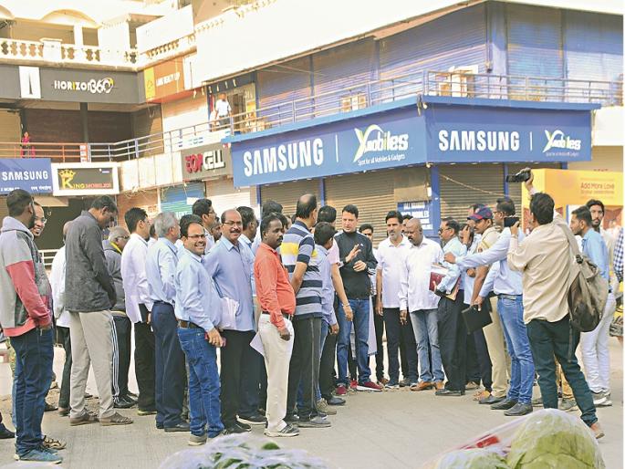 demolit the properties who opposing tax ; Aurangabad Municipality Commissioner's warning to property holders | विरोध करणाऱ्यांच्या मालमत्तांना जेसीबी लावा; मालमत्ता धारकांना आयुक्तांचा इशारा demolit the properties who opposing tax ; Aurangabad Municipality Commissioner's warning to property holders | विरोध करणाऱ्यांच्या मालमत्तांना जेसीबी लावा; मालमत्ता धारकांना आयुक्तांचा इशारा