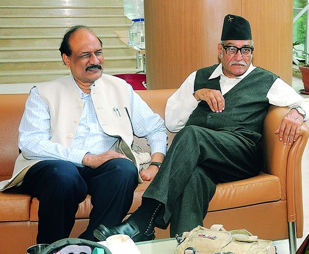 commercial cinema is like hidden anesthesia ; Mohan Agashe | व्यावसायिक सिनेमा चोरून गुंगीचे औषध दिल्यासारखा; मोहन आगाशे commercial cinema is like hidden anesthesia ; Mohan Agashe | व्यावसायिक सिनेमा चोरून गुंगीचे औषध दिल्यासारखा; मोहन आगाशे