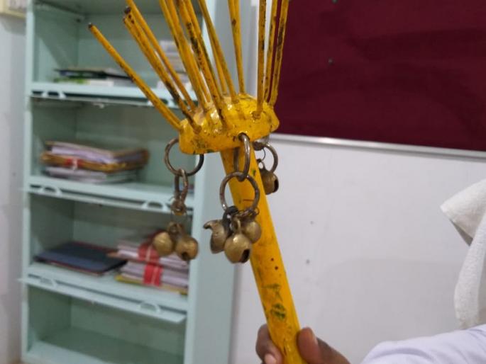 Bears attacks: stick will be distributed in a sensitive villages | अस्वलांचे हल्ले: सुरक्षेसाठी संवेदनशील गावात वाटणार घुंगरू लावलेली काठी Bears attacks: stick will be distributed in a sensitive villages | अस्वलांचे हल्ले: सुरक्षेसाठी संवेदनशील गावात वाटणार घुंगरू लावलेली काठी