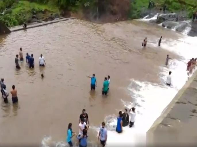 Aswali Dam in Palghar | पालघरमधील अस्वाली धरणात पर्यटकांचा उच्छाद Aswali Dam in Palghar | पालघरमधील अस्वाली धरणात पर्यटकांचा उच्छाद