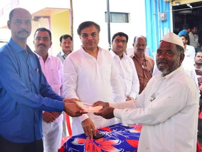 Soyabean crop distribution allotted in Osmanabad by Ranajagjitsinh Patil | राणाजगजितसिंह पाटील यांच्या हस्ते उस्मानाबादेत सोयाबीन पीकविमा वाटप Soyabean crop distribution allotted in Osmanabad by Ranajagjitsinh Patil | राणाजगजितसिंह पाटील यांच्या हस्ते उस्मानाबादेत सोयाबीन पीकविमा वाटप