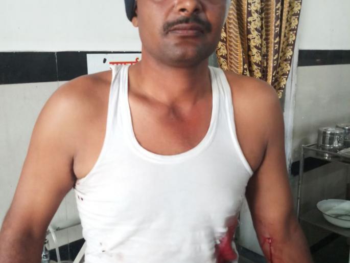Leopard attacks on farmers in Sangamner taluka | संगमनेर तालुक्यात शेतक-यावर बिबट्याचा हल्ला Leopard attacks on farmers in Sangamner taluka | संगमनेर तालुक्यात शेतक-यावर बिबट्याचा हल्ला