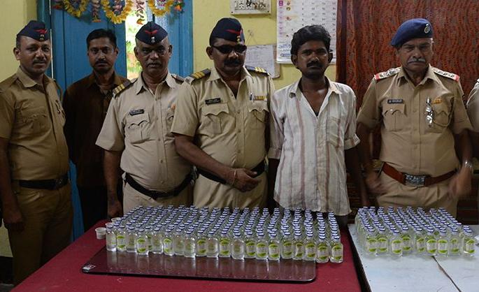 At the Jalgaon railway station, one person was arrested along with indigenous liquor | जळगाव रेल्वे स्टेशनवर देशी दारुसह एकास अटक