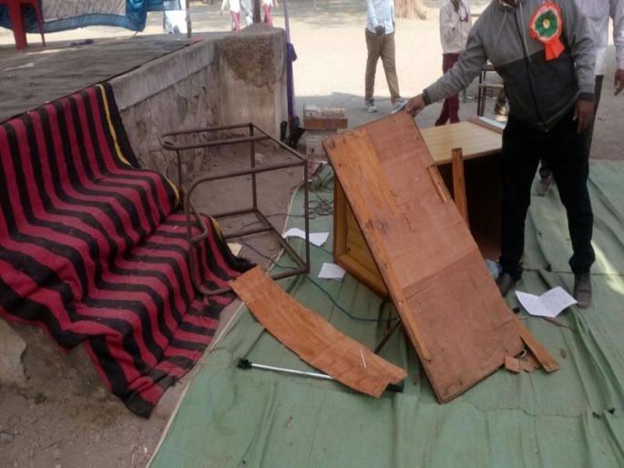 At Yaval, agitators stopped gathering | यावल येथे आंदोलकांनी स्नेहसंमेलन बंद पाडले, खुर्च्यांची फेकाफेक, एक विद्यार्थी जखमी At Yaval, agitators stopped gathering | यावल येथे आंदोलकांनी स्नेहसंमेलन बंद पाडले, खुर्च्यांची फेकाफेक, एक विद्यार्थी जखमी