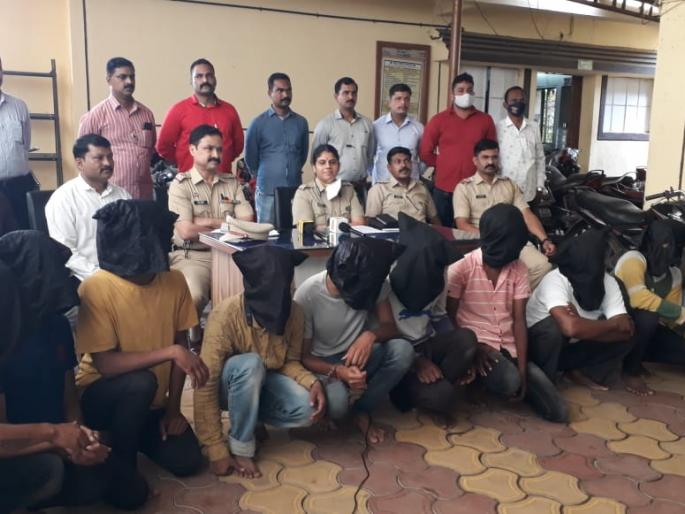 Two swords used in Garwa hotel owner's murder seized, woman arrested | गारवा हॉटेल मालकाच्या खुनाच्या गुन्ह्यात वापरलेल्या तलवारी जप्त, महिलेला अटक Two swords used in Garwa hotel owner's murder seized, woman arrested | गारवा हॉटेल मालकाच्या खुनाच्या गुन्ह्यात वापरलेल्या तलवारी जप्त, महिलेला अटक