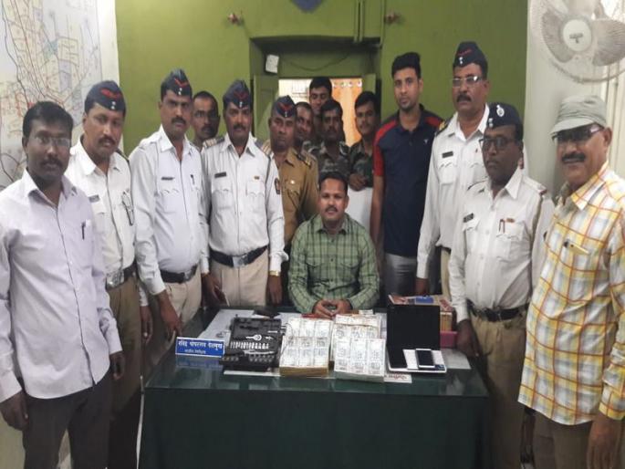 Three arrested with a sum of Rs. 750,000 | साडेसात लाख रुपयांच्या रकमेसह तिघांना पकडले Three arrested with a sum of Rs. 750,000 | साडेसात लाख रुपयांच्या रकमेसह तिघांना पकडले