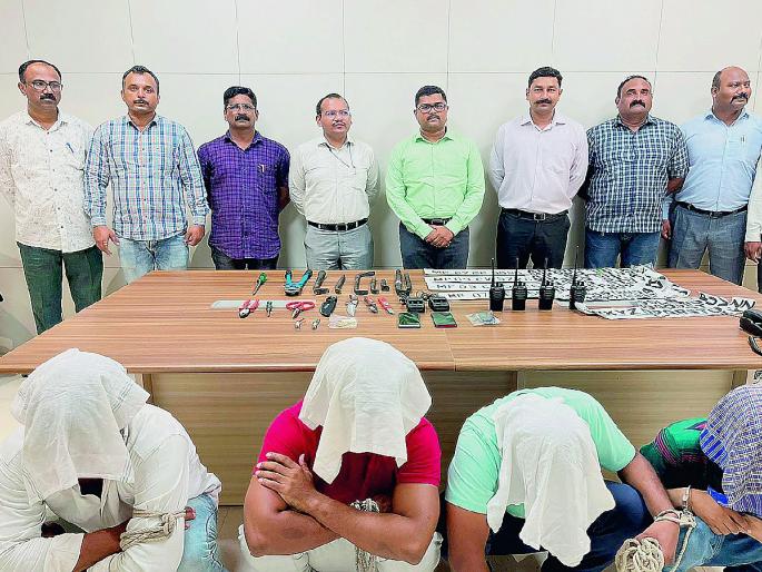 21 burglaries using luxury cars, walkie-talkies; Filmstyle arrest of interstate gang | आलिशान कार, वाॅकीटाॅकी वापरून २१ घरफोड्या; आंतरराज्यीय टोळीला फिल्मीस्टाईल अटक 21 burglaries using luxury cars, walkie-talkies; Filmstyle arrest of interstate gang | आलिशान कार, वाॅकीटाॅकी वापरून २१ घरफोड्या; आंतरराज्यीय टोळीला फिल्मीस्टाईल अटक
