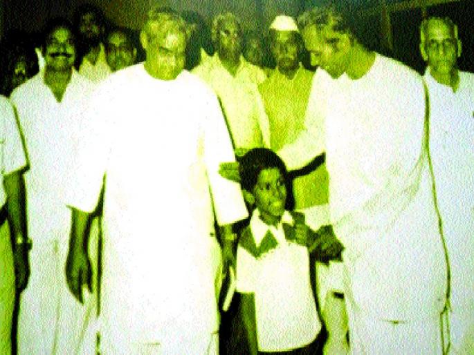 Atal Bihari Vajpayee Dombivali Visit News | Atal Bihari Vajpayee : गगन में लहराता भगवा हमारा, डोंबिवली जनसंघाचा बालेकिल्ला असल्याचा वाजपेयींना होता आनंद Atal Bihari Vajpayee Dombivali Visit News | Atal Bihari Vajpayee : गगन में लहराता भगवा हमारा, डोंबिवली जनसंघाचा बालेकिल्ला असल्याचा वाजपेयींना होता आनंद