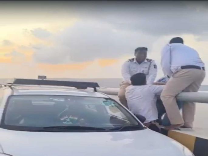 Woman attempt to end his life from Atal Setu taxi driver and the police saved lives | अटल सेतूवर महिलेचा जीव देण्याचा प्रयत्न; टॅक्सी चालक अन् पोलिसांच्या धाडसाने वाचले प्राण Woman attempt to end his life from Atal Setu taxi driver and the police saved lives | अटल सेतूवर महिलेचा जीव देण्याचा प्रयत्न; टॅक्सी चालक अन् पोलिसांच्या धाडसाने वाचले प्राण