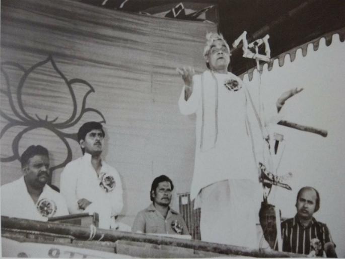 Atal Bihari Vajpayee: Parlikar's mind is still fresh in the minds of Atalji's meeting | Atal Bihari Vajpayee : परळीकरांच्या मनात अजूनही ताज्या आहेत अटलजींच्या सभेच्या आठवणी  