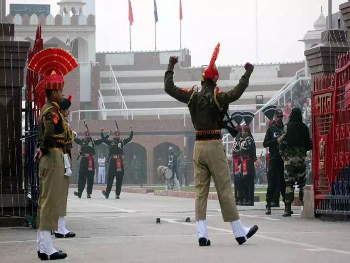 People not coming from Pakistan side for retreat ceremony on India-Pak Border Atari | ‘भारत माता की जय’ पाकिस्तानवर भारी; रीट्रीट साेहळ्यात पाकमध्ये शांतता, प्रेक्षकांची पाठ People not coming from Pakistan side for retreat ceremony on India-Pak Border Atari | ‘भारत माता की जय’ पाकिस्तानवर भारी; रीट्रीट साेहळ्यात पाकमध्ये शांतता, प्रेक्षकांची पाठ