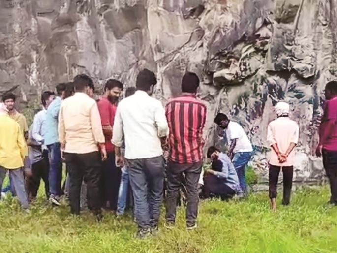 Boy jumps off mountain and end life after not being given mobile phone; Incident in Chhatrapati Sambhajinagar | मोबाइल दिला नाही म्हणून मुलाने डोंगरावरून उडी घेऊन संपवले जीवन Boy jumps off mountain and end life after not being given mobile phone; Incident in Chhatrapati Sambhajinagar | मोबाइल दिला नाही म्हणून मुलाने डोंगरावरून उडी घेऊन संपवले जीवन