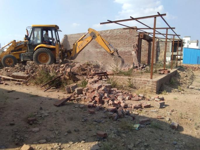 After all, he started to take encroachment in Karjat | ...अखेर कर्जतमधील अतिक्रमण काढण्यास सुरुवात