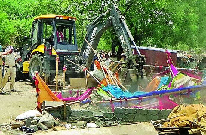 Tehsildars of tribal government khurdike broke the sarpanch's fast | सरपंचाच्या उपोषणामुळे आदिवासींचे सरकारी घरकुले खर्डीत तहसिलदारांनी तोडली