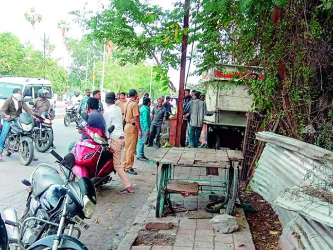 Unauthorized sheds broke in Nagpur; Four truck materials seized | नागपुरात अनधिकृ त शेड तोडले; चार ट्रक साहित्य जप्त Unauthorized sheds broke in Nagpur; Four truck materials seized | नागपुरात अनधिकृ त शेड तोडले; चार ट्रक साहित्य जप्त