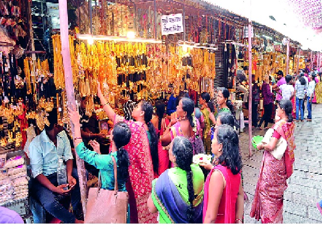 'Ambastha' imitated Jewelry -: 'Devasthan' under lights | ‘अंबाबाई’ला इमिटेशन ज्वेलरीचा विळखा - :‘देवस्थान’चा दिव्याखाली अंधार 'Ambastha' imitated Jewelry -: 'Devasthan' under lights | ‘अंबाबाई’ला इमिटेशन ज्वेलरीचा विळखा - :‘देवस्थान’चा दिव्याखाली अंधार