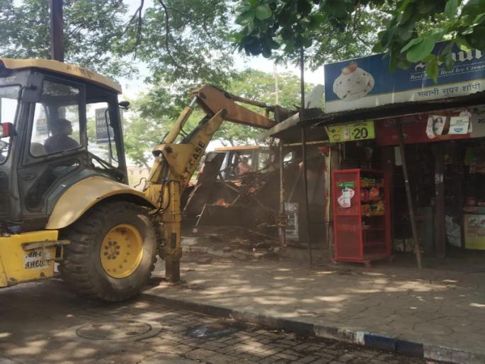 Improves the encroachment of Yerwada: Action taken near the ishanya mall | येरवड्यातील टपऱ्यांचे अतिक्रमण काढले : ईशान्य मॉलजवळ कारवाई