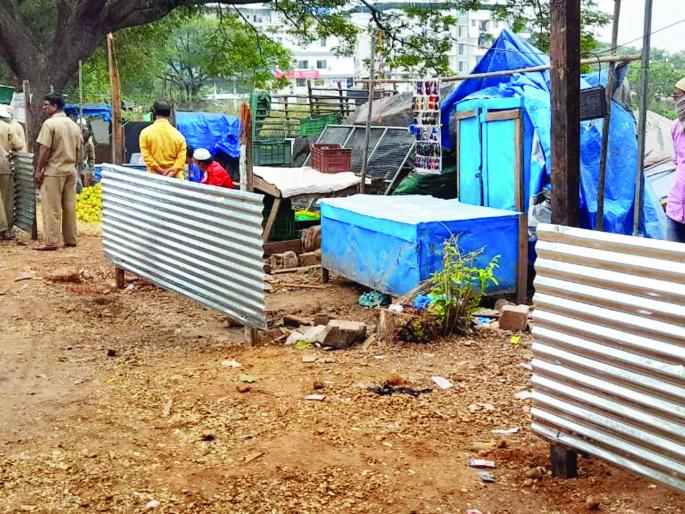 Knocked letters to prevent encroachment in Chiplun | चिपळुणातील अतिक्रमण रोखण्यासाठी ठोकले पत्रे Knocked letters to prevent encroachment in Chiplun | चिपळुणातील अतिक्रमण रोखण्यासाठी ठोकले पत्रे