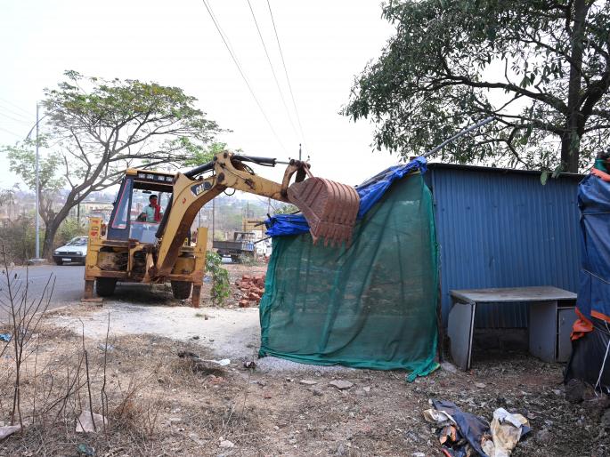 The encroachments on the highway in Ratnagiri were finally removed | रत्नागिरीत महामार्गावरील अतिक्रमणे अखेर हटवली