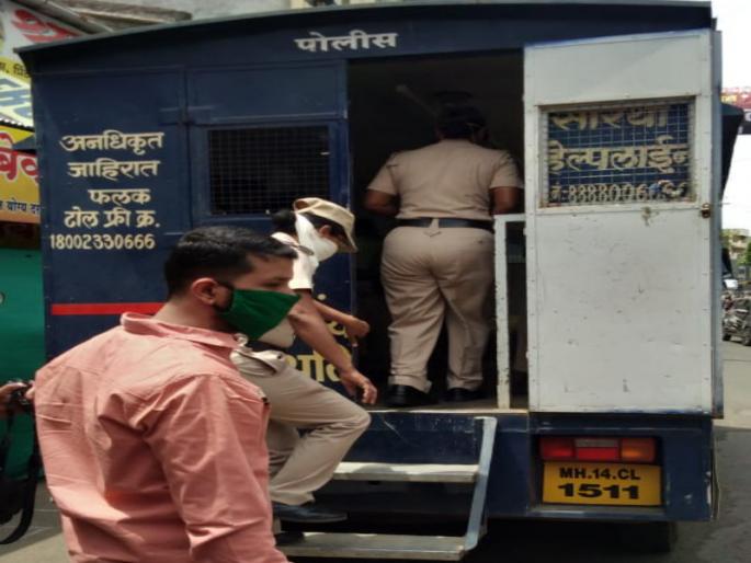 The dangerous journey of anti-encroachment activists; No following 'physical distance' rule | पिंपरीत अतिक्रमण विरोधी कारवाई करणाऱ्या पथकाचा धोकादायक प्रवास; 'फिजिकल डिस्टंन्सिंग'चा फज्जा